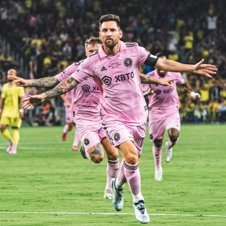 OficialSala12's tweet photo. Messi na carreira:

🏟 1037 jogos oficiais
⚽️ 817 gols
🅰️ 360 assistências
🏆 44 títulos

🥇 Recordista de títulos
⚽️ 2° em gols
🅰️ 2° em assistências

Parece personagem criado em video game. https://t.co/fCS1pBM3Ar