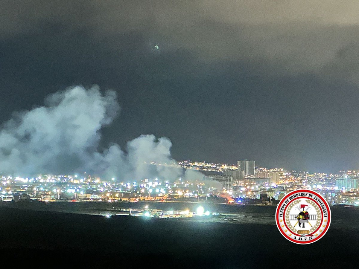 RadioAftaOnline's tweet photo. 🔴#EstaPasando: PRINCIPIO DE INCENDIO EN HABITACIÓN DE MOTEL

#Antofagasta | En este momento bomberos de la comuna concurren con sus unidades B-7, B10 y Q2 hasta la intersección de Av. Perez Zujovic y Pedro Aguirre Cerda.

Se trataria de principio de incendio en habitación de Motel. Bomberos trabaja en su extinción. 

EN DESARROLLO..,