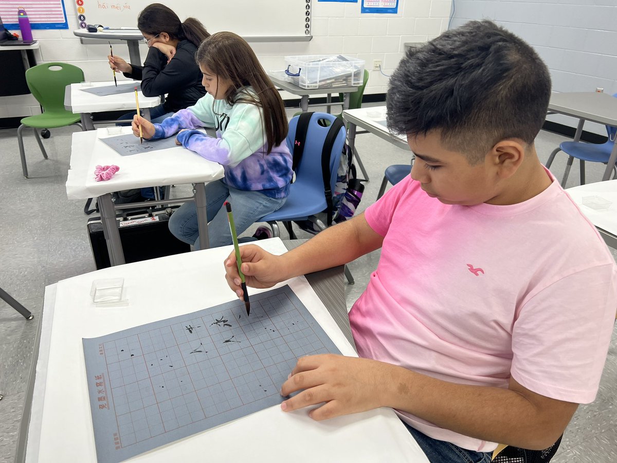 VernonMSWLA's tweet photo. Year 1 &amp; Year 2 Chinese students learned from a National Calligraphy artist from Taiwan!! Then they practiced! #IBLearners  ✒️📖💻 Thank you Mrs. Teng for great opportunities our students get! Wow!! #GreatThingsHappenAtVernonWLA ❤️🖤🌎🏆@ortenrez @ArelyRTamez @leslieann4106 https://t.co/Oe7XCW4C9m