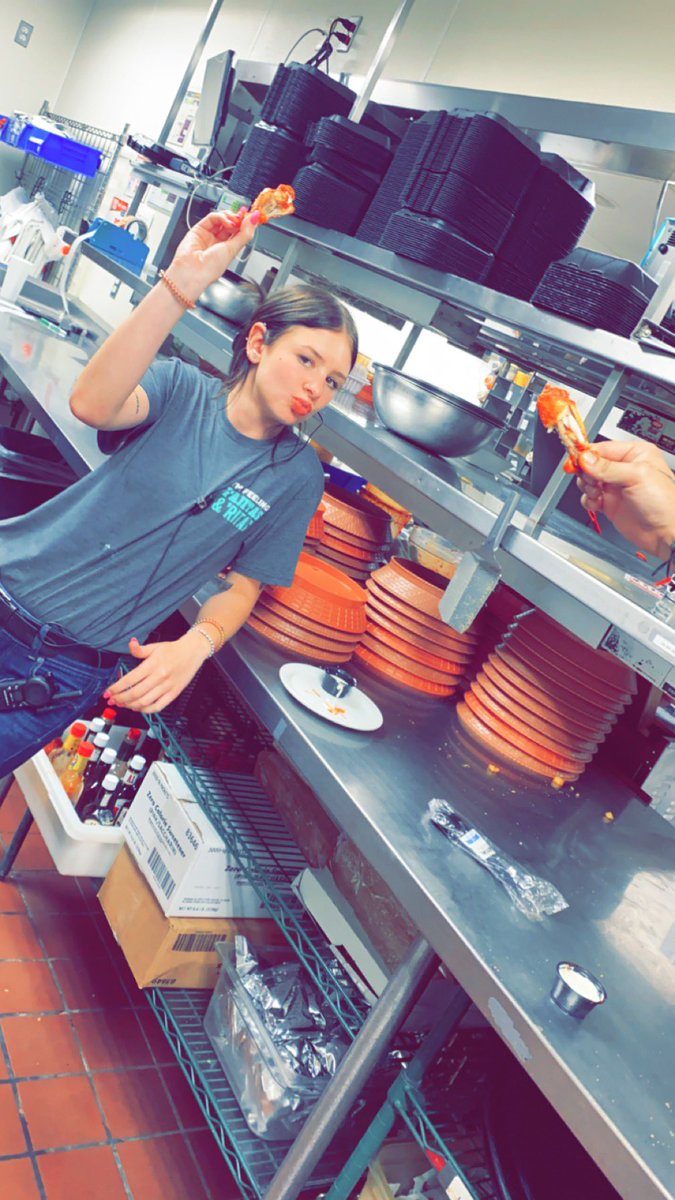 chilis01386's tweet photo. It goes down in tha PM at chilis Relo! 👹😮‍💨🔥 getting rollout ready with some NashvilleHot wings and a September sunrise!! 🌅🔥🥳🌶️ 
#PrepAndSupport 
#ChilisFam https://t.co/TJTcbrVrKe