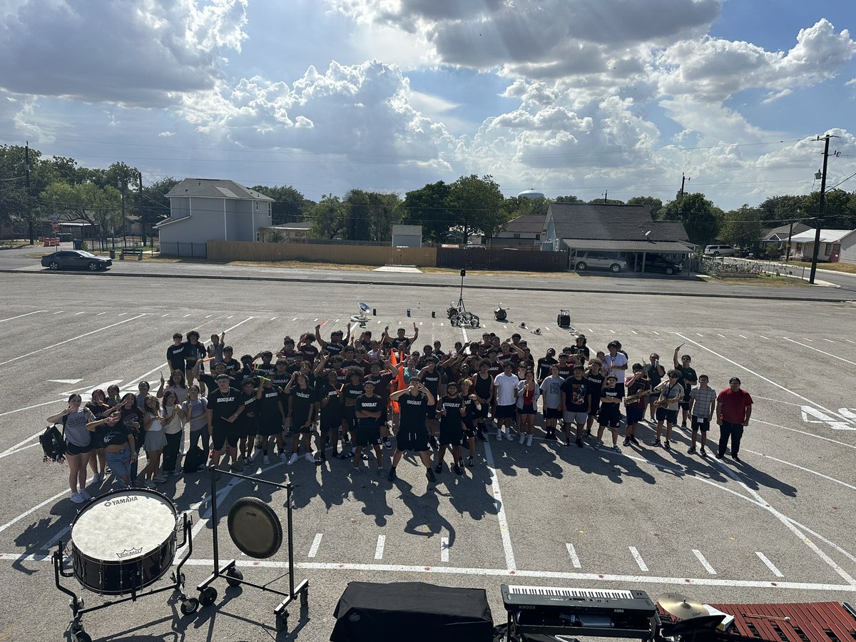 Coach_Landeros's tweet photo. Started our afternoon off with taking popsicles to our amazing band. Ended our night honoring the H with our Family Decal Night! It’s a great day to be an Owl!!! #PTN @HighlandsOwlsFB @HHSOwlAthletics @SAISDAthletics @HighlandsOwlsBC @SAISDHighlands https://t.co/ORJwJ0nQnc
