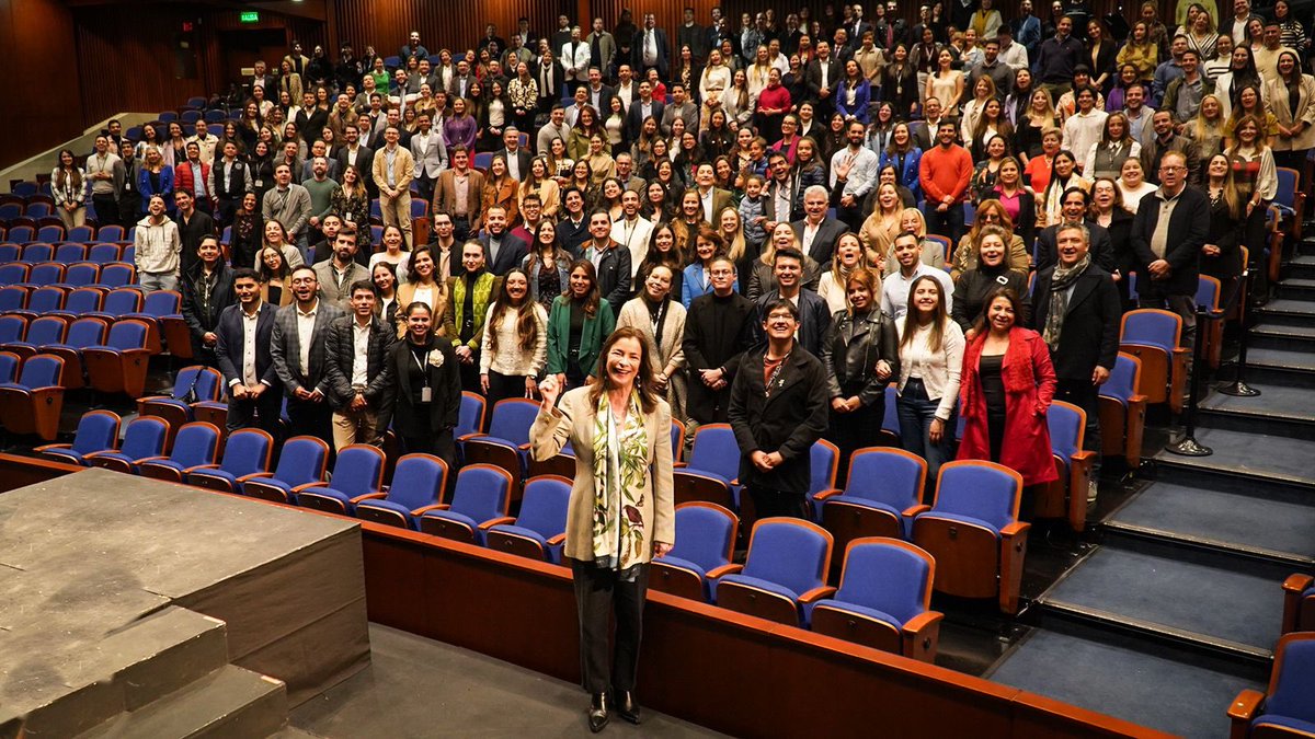 CarCaballeroV's tweet image. Hoy le presentamos a nuestro equipo de @PROCOLOMBIACO la nueva narrativa internacional, el #PaísDeLaBelleza.

Me da mucha alegría poder compartir este proyecto, que me llena de orgullo ,con toda la familia de @PROCOLOMBIACO.

Muy pronto podrán ver porque somos el #PaísDeLaBelleza