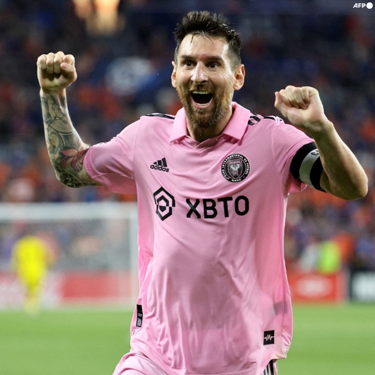 InvictosSomos's tweet photo. Lionel Messi en 1 mes con el Inter Miami:

➤ 10 goles.
➤ 3 asistencias.
➤ 8 partidos.
➤ 0 derrotas. 
➤ Campeón de Leagues Cup (siendo MVP y campeón goleador).
➤ Finalista de US Open Cup.
➤ Marcó en fase de grupos de la Leagues Cup.
➤ Marcó en dieciseisavos de la Leagues Cup.
➤ Marcó en octavos de la Leagues Cup.
➤ Marcó en cuartos de la Leagues Cup.
➤ Marcó en semifinales de la Leagues Cup.
➤ Marcó en la final de la Leagues Cup. 
➤ Asistió en semifinales de la US Open Cup.
➤ Convirtió su penal en 3 tandas decisivas.
➤ Lideró remontadas de locura.

Y logró todo esto a los 36 años de edad, sin hacer pretemporada y con el equipo peor ubicado en la MLS.

Transformó una franquicia entera en cuestión de semanas.

EL MÁS GRANDE DE TODOS LOS TIEMPOS.