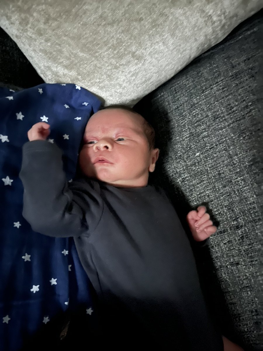 KevinFai1985's tweet photo. The wee man, up at 3am UK time , milk finished , he’s more focused on the raid series though , keeping the kids happy at all hours @Pestily #EscapefromTarkov https://t.co/LnHheAZ1Ec