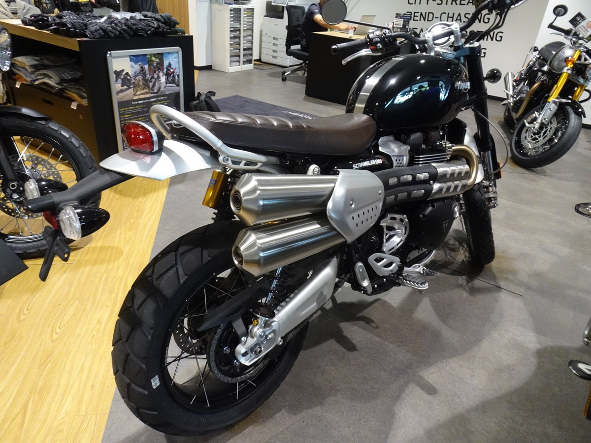 9AObop5wmFopM98's tweet photo. こちらは走行少なめな中古車 #Scrambler1200xc 。こんなに膝下にマフラーがあって足が熱くならないの?と思うかもしれませんが熱対策はバッチリ。このアップマフラーがいいんです!#トライアンフ相模原 https://t.co/4zeT5li5O6