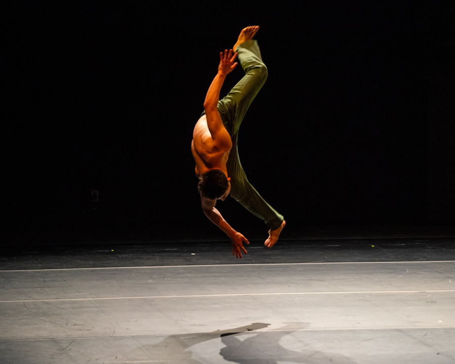 Lotusartsmgmt's tweet photo. The simultaneous physical power and delicacy of @bereishit_dance is continuously inspiring. BALANCE &amp; IMBALANCE explores the dialectical nature of human relationships to reveal their inherent elements of coexistence and conflict. 🤯💥

Photo Credit: Robert Torres https://t.co/2BTP3siznK