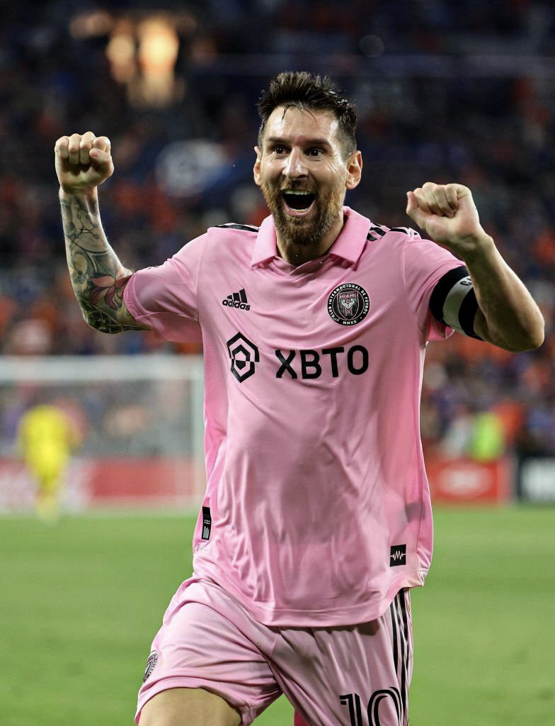 Messismo10's tweet photo. ⚽️ vs Cruz Azul.
⚽️⚽️🅰️ vs Atlanta United.
⚽️⚽️ vs Orlando City.
⚽️⚽️ vs FC Dallas.
⚽️ vs Charlotte FC.
⚽️ vs Philadelphia. 
⚽️🏆 vs Nashville.
🅰️🅰️ vs Cincinnati.

El impacto de Messi es irreal. https://t.co/VW5VNflePP