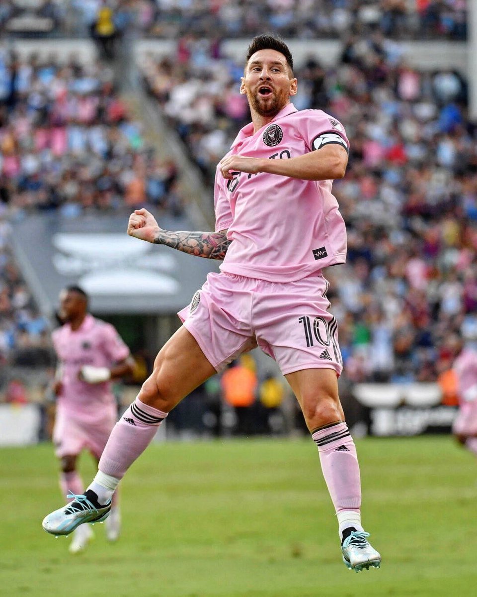 ActuFoot_'s tweet photo. 𝗔𝘃𝗮𝗻𝘁 𝗹’𝗮𝗿𝗿𝗶𝘃𝗲́𝗲 𝗱𝗲 𝗠𝗲𝘀𝘀𝗶 :

❌ 11 matches consécutifs sans victoire en MLS (dont 8 défaites)

𝗗𝗲𝗽𝘂𝗶𝘀 𝗹’𝗮𝗿𝗿𝗶𝘃𝗲́𝗲 𝗱𝗲 𝗠𝗲𝘀𝘀𝗶 :

🔥 8 matches sans défaite 
🏆✅ Un trophée remporté
🏆⏳ Une finale en attente

Leo Messi a transformé l’Inter Miami ! 🤯