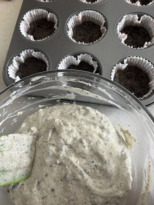 Oreos + Cream Cheese = Mini Oreo Cheesecakes   🤤🤤🤤 https://t.co/29Sf7gbC5c