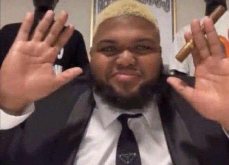 live4ye's tweet photo. @DailyLoud Hear me out https://t.co/hop0a8gBoh