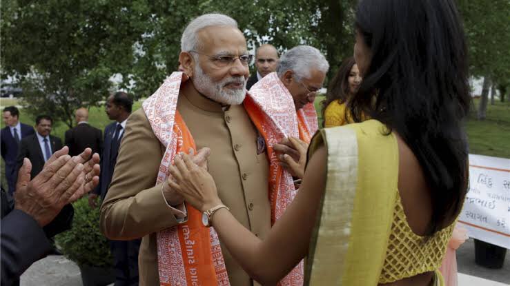 mrjethwani_'s tweet photo. Rare pic of the great Mudiji discussing space research programs with a scientist. https://t.co/fgISjhLWMn