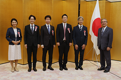 AMED_officialJP's tweet photo. 8/23首相官邸にて、第6回日本医療研究開発大賞表彰式が開催されました。おめでとうございます✨

【AMED理事長賞 受賞者】
東京大学 江島 広貴 様
東京医科歯科大学 塩飽 裕紀 様
がん研究会 髙木 聡 様
慶應義塾大学 武内 俊樹 様
東京大学 星野 歩子 様

授賞式🔽
https://t.co/ciiLpMMjvx

＃AMED https://t.co/D0OvPy6Pj3