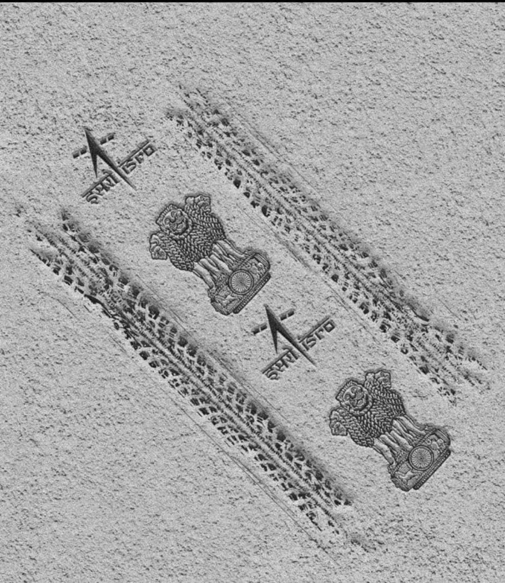 चंद्रमा की सतह पर आज से छवि स्थायी रूप से अंकित हो गई है क्योंकि रोवर के टायरों पर यह छाप है, क्योंकि चंद्रमा पर कोई हवा नहीं है इसलिए ये निशान हमेशा के लिए रहेंगे। 
#Chandrayaan3Landing #ISROIsTheBestSpaceAgencyInTheWorld