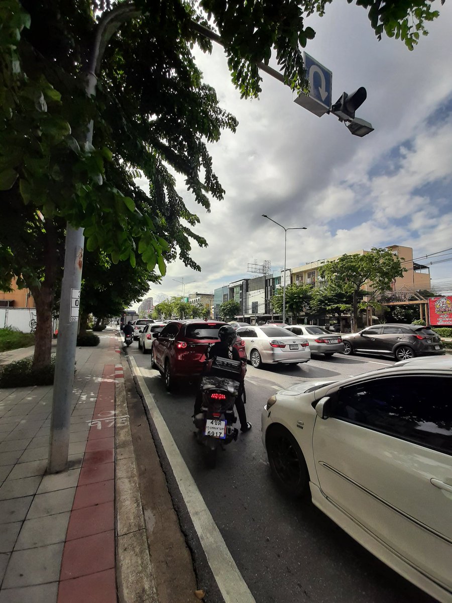 คนสวยอยู่ตรงไหนก็สวย tweet media
