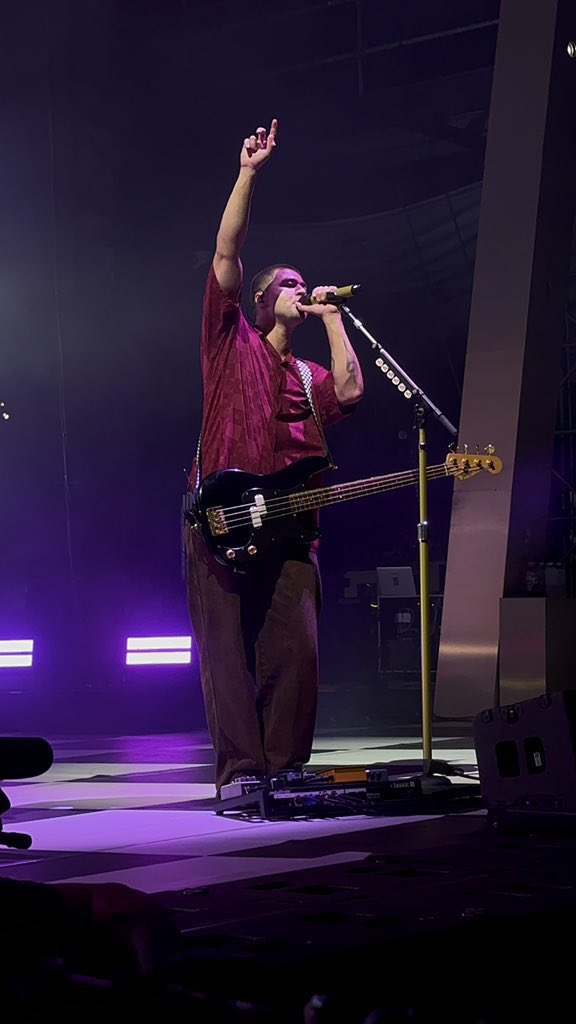 5SOSSDR's tweet photo. 📸 | Calum en el escenario!

-Via wybvinyl
#The5SOSShowChicago https://t.co/6GEeXzUTFp