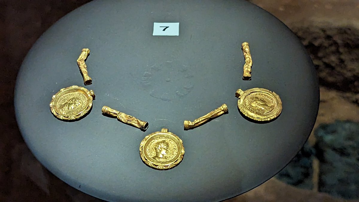 En 1985 unos arqueólogos franceses encontraron cerca de la estación de Eauze un tesoro de 28.033 monedas y numerosas joyas. 

 #MiniHilo