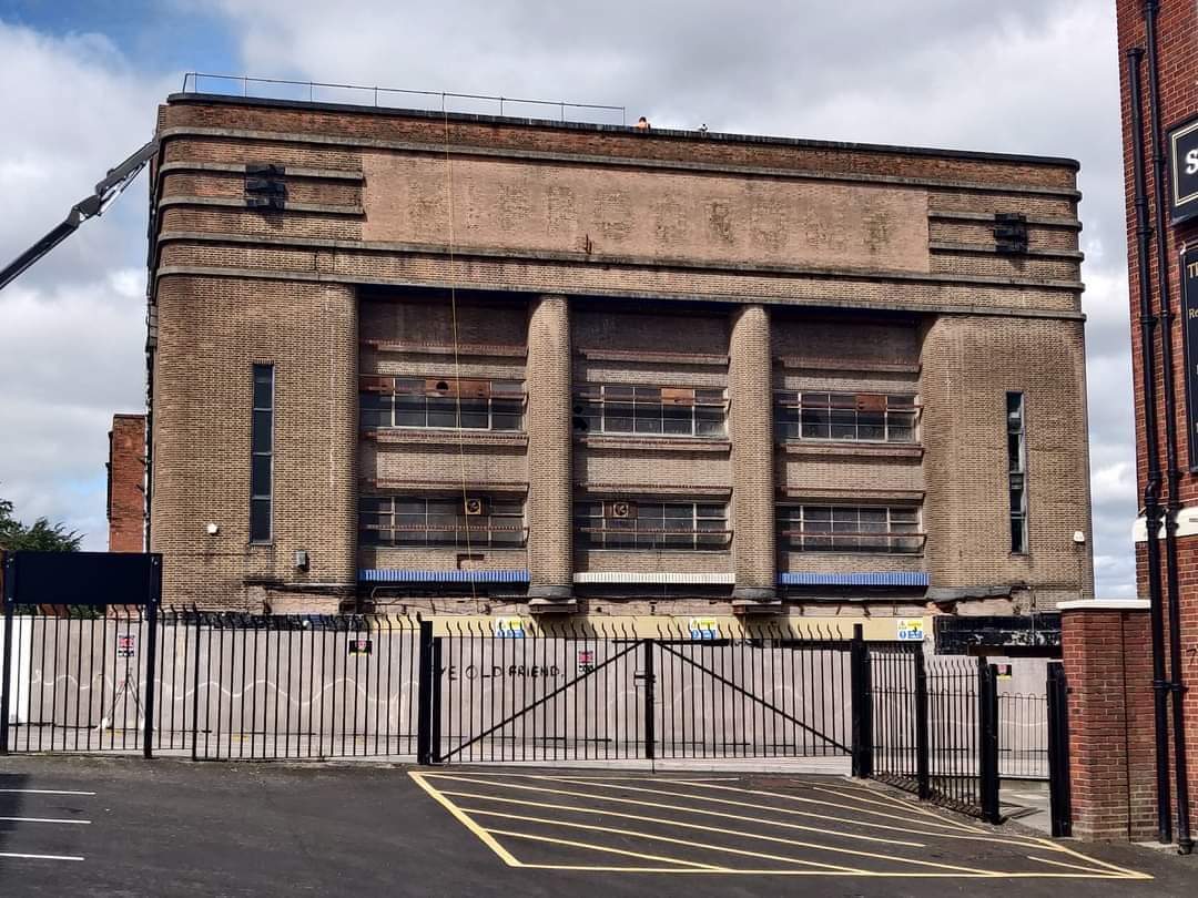 DudleyFcg's tweet photo. And "eyesore" boards (been there for decades) come down.  How can DMBC demolish this? Original 30s Crittall windows. @bclmdirector @C20Society @dudleymbc @hbap1924 @HistoricEngland @luhc @SAVEBrit @WMHBT @TheatresTrust @WeAreBCR https://t.co/bQ54pyYNeB