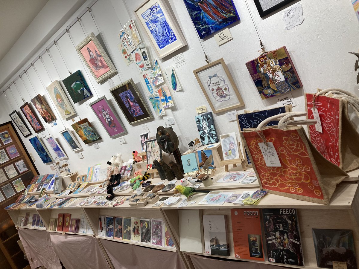 うち、グループ展に出展できる作品は〝小物の場合無制限〟なんですが、オープニング展の時なんか実際そんな置けないんじゃないかって作家さん達が心配して出したいけど出さなかったって人もたくさんいたんですよね　立体的な展示の為の什器も用意してるんで遠慮せず　かなり置けますから