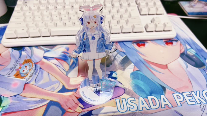 ぺこーらの私服アクスタきtら! この衣装と耳結びほんと好き