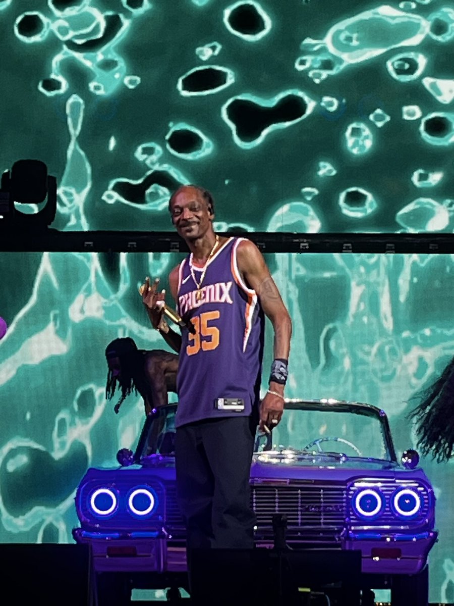 IfYouSeeKay_22's tweet photo. @SnoopDogg and @wizkhalifa showing the #KevinDurant love at their Phx #HighSchoolReunionTour show tonight!! 💜🏀🧡 https://t.co/oBASv4CBSv