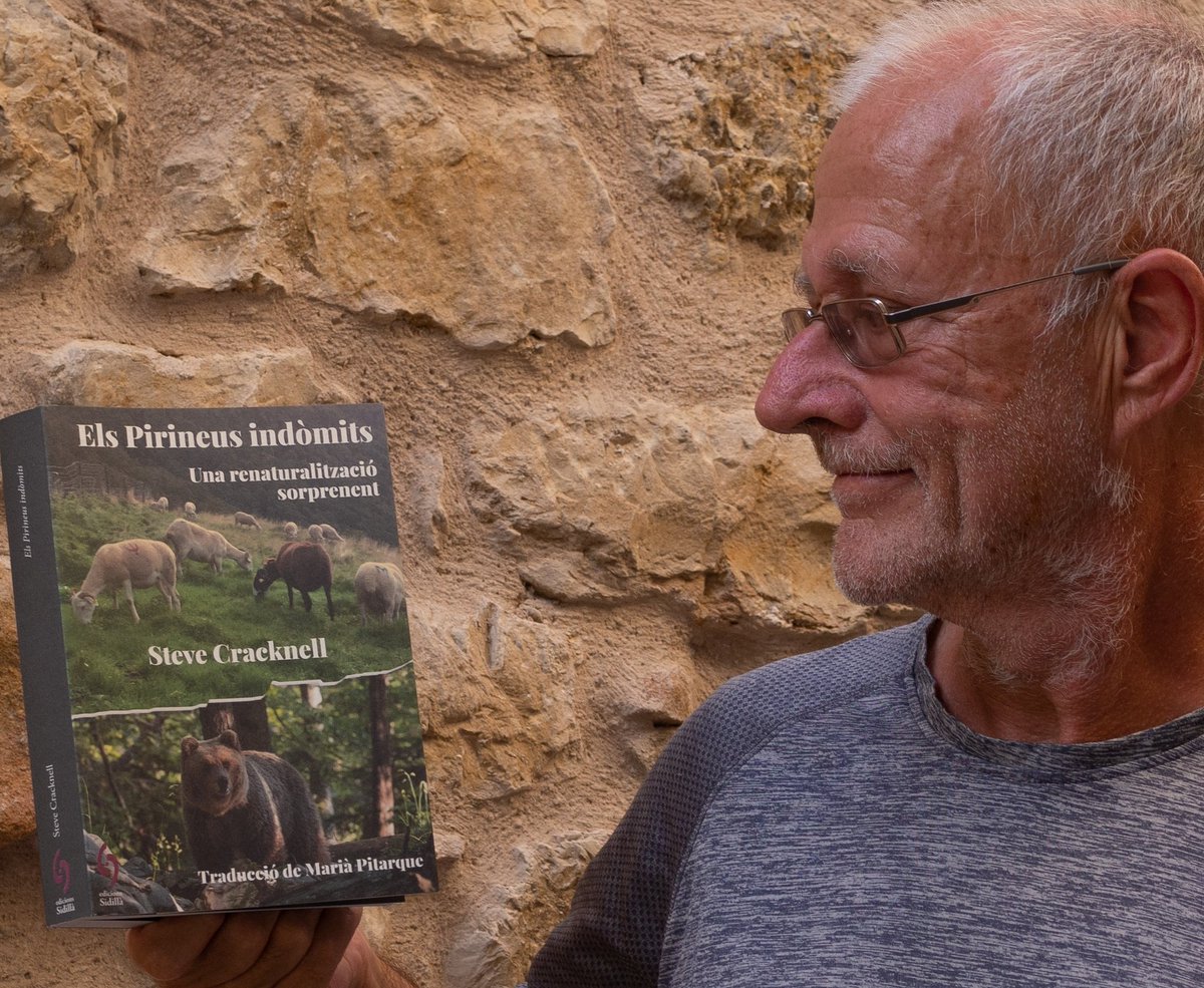 Mirant una còpia del teu llibre per primera vegada.  Un dels plaers de la vida! #pirineus #Natura #catalunya