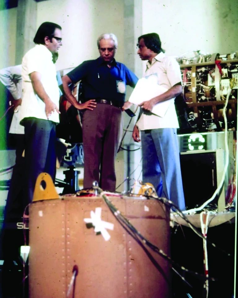 veena099's tweet photo. The beauty of #Chandrayaan3Success  mission is- ISRO scientists and engineers have become Heroes and are gaining celebrity status. They are inspiring the young generation to build their scientific temperament.
#CongratulationsISRO #ProudIndian #ProudMoment https://t.co/pZHtXFCdA2