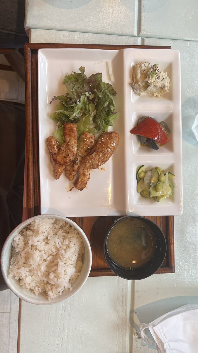 rhkoba's tweet photo. 今日は仲間と寺カフェでランチ‼️
今回の目的は看板娘の穂木の香のポスターとリスナー仲間のお誕生日のお祝い!
@k5h6m2
#寺カフェ
#穂木の香
@k5h6m2 https://t.co/HhImStqQMv