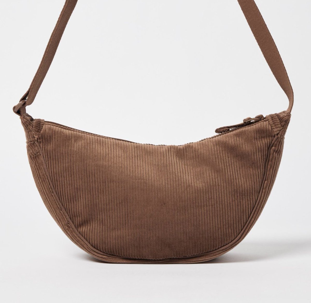 Gvan89's tweet photo. Uniqlo’s Viral Round Mini Shoulder Bag  (Corduroy material) dah launch kat certain stores today. Grab yours while stock last!! RM59.90 only! Orang Shah Alam boleh beli kat Aeon Mall Shah Alam!! 🔥🔥🔥 #uniqlo #viral #roundminishoulderbag https://t.co/wpIdsIeGow