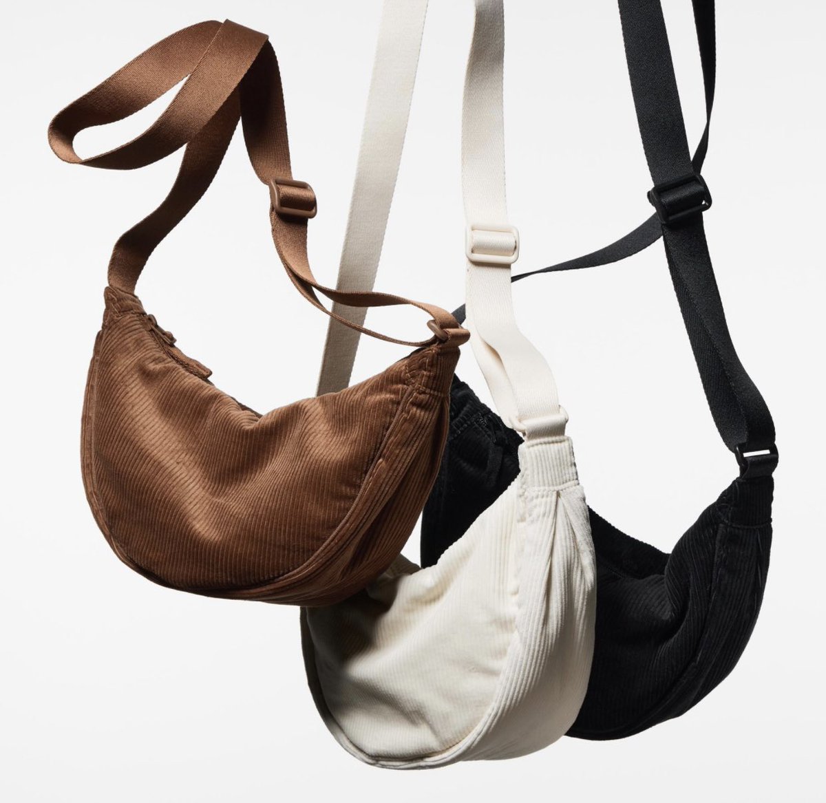 Gvan89's tweet photo. Uniqlo’s Viral Round Mini Shoulder Bag  (Corduroy material) dah launch kat certain stores today. Grab yours while stock last!! RM59.90 only! Orang Shah Alam boleh beli kat Aeon Mall Shah Alam!! 🔥🔥🔥 #uniqlo #viral #roundminishoulderbag https://t.co/wpIdsIeGow