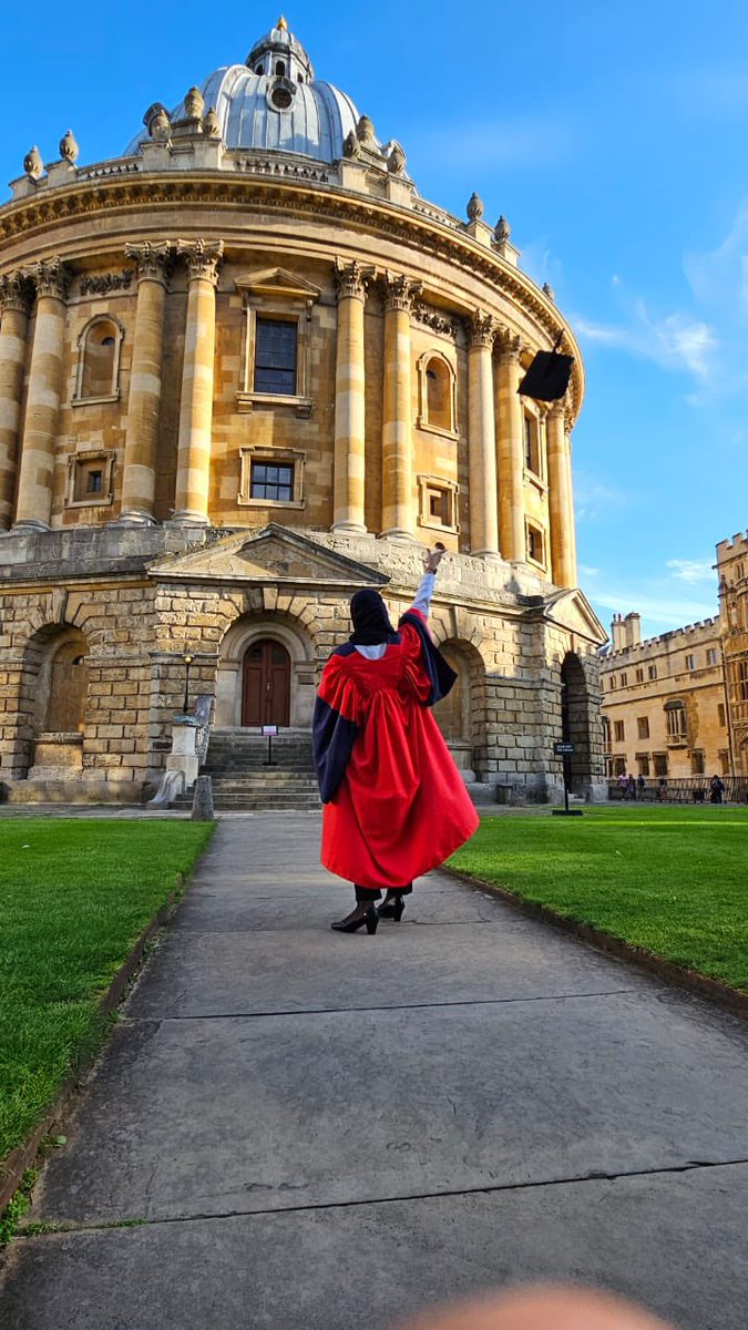 الحمدلله حمداً تطيب به الحياة وتدوم به النعم  الحمدلله الله الذي أكرمنا بتخرج أختي الغالية الدكتورة/ صالحة عيسى رواس 

أبارك لكِ اختي الحبيبة ولوالدي حصولك على درجة الدكتوراة من جامعة اوكسفورد 

اسأل الله أن يوفقكِ ويسدد خطاكِ وينفع بك البلاد ويجعل أيامك كلها مكللة بالنجاح 🥹❤️