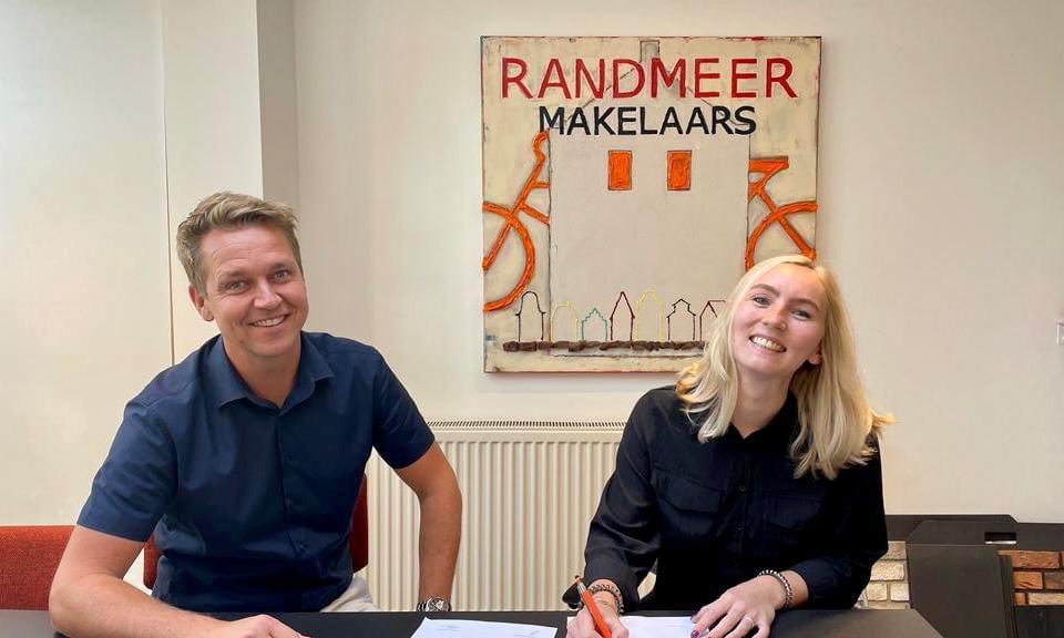 RandmeerMakelaa's tweet photo. 📣 𝐖𝐢𝐣 𝐬𝐭𝐞𝐥𝐥𝐞𝐧 𝐠𝐫𝐚𝐚𝐠 𝐚𝐚𝐧 𝐣𝐞 𝐯𝐨𝐨𝐫...

Onze nieuwe collega Ilse van den Brink. Ilse is afgelopen maand gestart bij ons! Vanaf nu zal zij samen met de reeds bestaande collega's jouw nieuwe aanspreekpunt zijn. https://t.co/2gCyWxdxaK