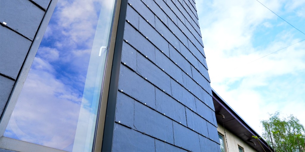 RIBAJ's tweet image. This architect has specified Cupaclad 201 Vanguard natural slate cladding to bring a modern aesthetic to his near zero-carbon home in Cheshire [AD] @CUPAPIZARRAS_en #ribajproducts #slatecladding #naturalslate ow.ly/w2pv50PuIL1