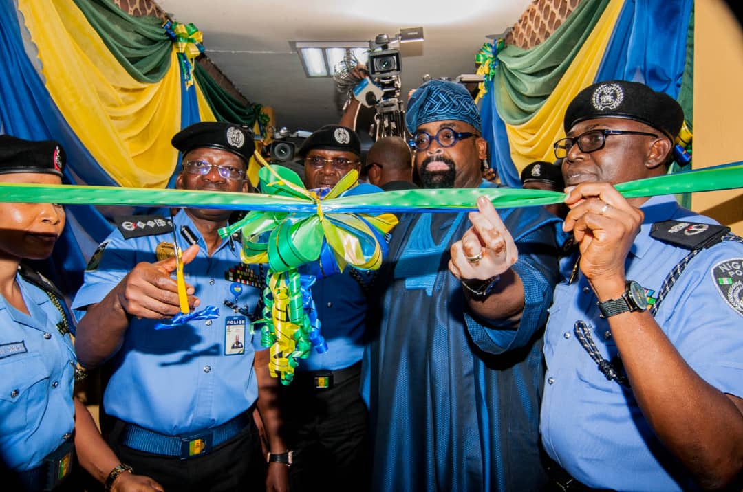 OlumideAkpata's tweet photo. Yesterday, I joined Ag. Inspector General of Police Dr. Kayode Egbetokun and top Mgt of the @PoliceNG for the commissioning of the Lagos State Police Complaint Response Unit (CRU), a robust platform for engagement between members of the Public and the Police authority. https://t.co/8FPgsn3U7a