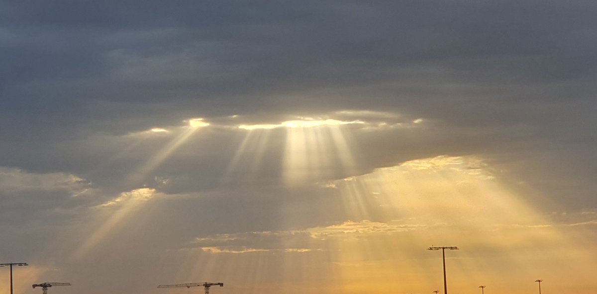 killerkitty2611's tweet photo. Wenn man das aller erste Mal einen Wolkenbruch am Himmel sieht.😃
#wolkenbruch
#Himmel https://t.co/KAHDRVPJra