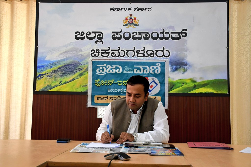 ZP_Chikmagalur's tweet photo. ಮಾನ್ಯ ಮುಖ್ಯ ಕಾರ್ಯನಿರ್ವಾಹಕ ಅಧಿಕಾರಿಯವರು ಪ್ರಜಾವಾಣಿ ಪತ್ರಿಕೆಯವರು ಏರ್ಪಡಿಸಿದ್ದ ಫೋನ್ ಇನ್ ಕಾರ್ಯಕ್ರಮದಲ್ಲಿ ಪಾಲ್ಗೊಂಡು ಸಾರ್ವಜನಿಕರ ಸಮಸ್ಯೆಯನ್ನು ಆಲಿಸಿ  ಮುಂದಿನ ದಿನಗಳಲ್ಲಿ ಸಮಸ್ಯೆಗೆ ಪರಿಹಾರ ಒದಗಿಸುವುದಾಗಿ ಭರವಸೆ ನೀಡಿದರು.

@gopal17krishna https://t.co/9thGa0niLE