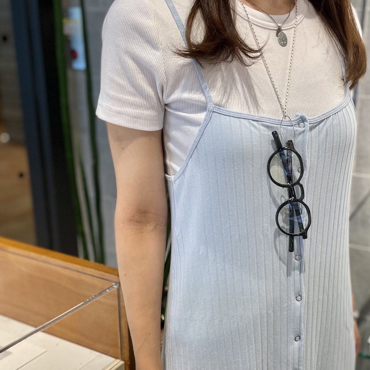 delfonics_osk's tweet photo. ただいまギャラリーで展開中のciqiのリーディンググラスは、EAUVUEのアイウェアループとセットでの使用がおすすめです。こちらのアイウェアループはトップに眼鏡を引っ掛けて使用できるネックレスで、そのままネックレスとしても使用いただけるデザインです。#ciqi #EAUVUE https://t.co/zYlPMaJNHH