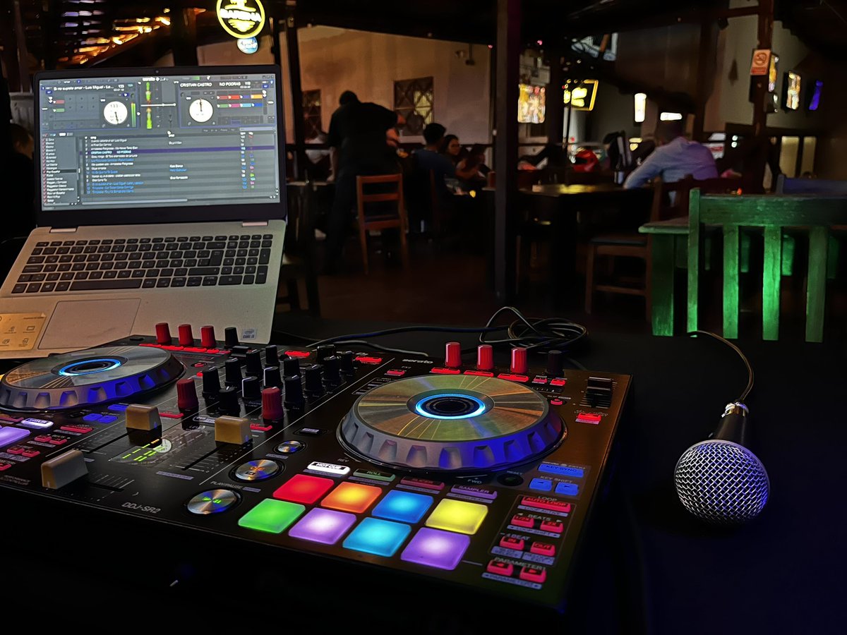DjDaveHn's tweet photo. Pioneer Sr2 🎚🎛🎚 Serato Dj Pro Activos 💪🏻 #DjDaveOnTheMix https://t.co/GtEKeEzSc1