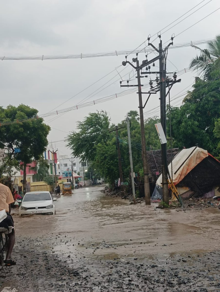 Arjunsh25031819's tweet photo. @S_AravindRamesh Respected sir, Medavakkam vadakupattu road has been flooded due to yesterday's rain. People are stuck at home . Kindly take any step to drain water.@Tnsdma_cpt @News18TamilNadu @dinamalarweb @news7tamil @PTTVOnlineNews @SDMeena_IAS https://t.co/Gy7ii3zZzv