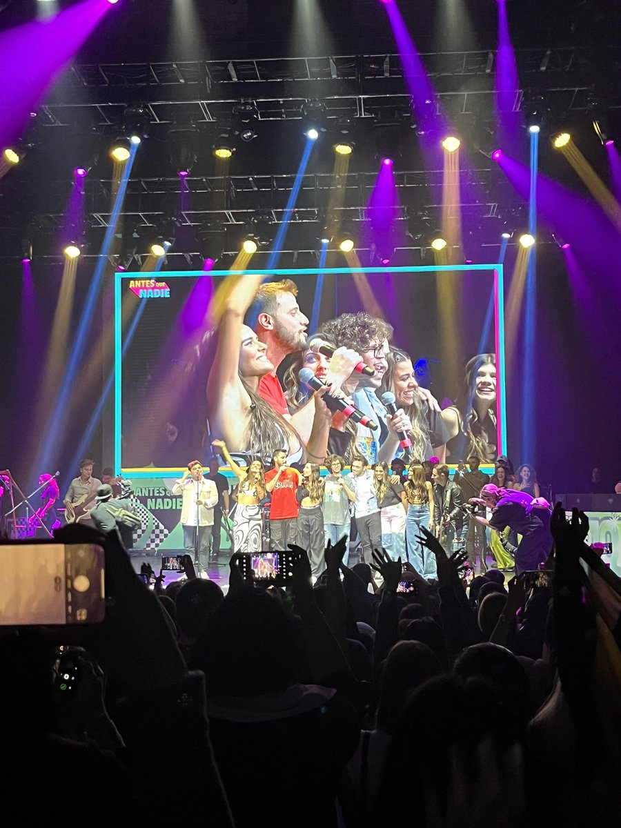 immicaelx's tweet photo. Gracias por alegrarme todas las mañanas, son una hermosa compañía. Que placer haber vivido su primer Gran Rex. Los quiero, aguante ustedes. Y que sigan los éxitos! ❤️✨ @Antesquenadie__ 

#AntesQueNadie https://t.co/gVEcCxYBfB