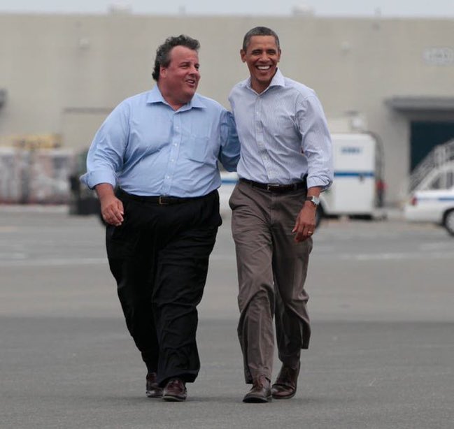 esoryelsnya's tweet photo. Find someone who looks at you the way chris Christie looks at Obama 😍 https://t.co/4EJJPgTSiD