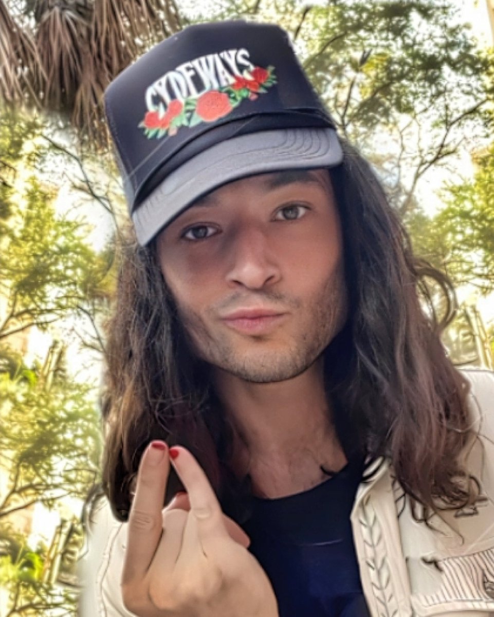 starz1nthesky's tweet photo. Ezra Miller in St. Petersburg, Florida. 🌞❤️💫 (cr: @doseofez Instagram)
#ezramiller #florida #jannus #flash #cydeways #theflash #barryallen #theflashmovie #flashmovie #zod #matisyau #jannuslive https://t.co/yFkgWxlGEr