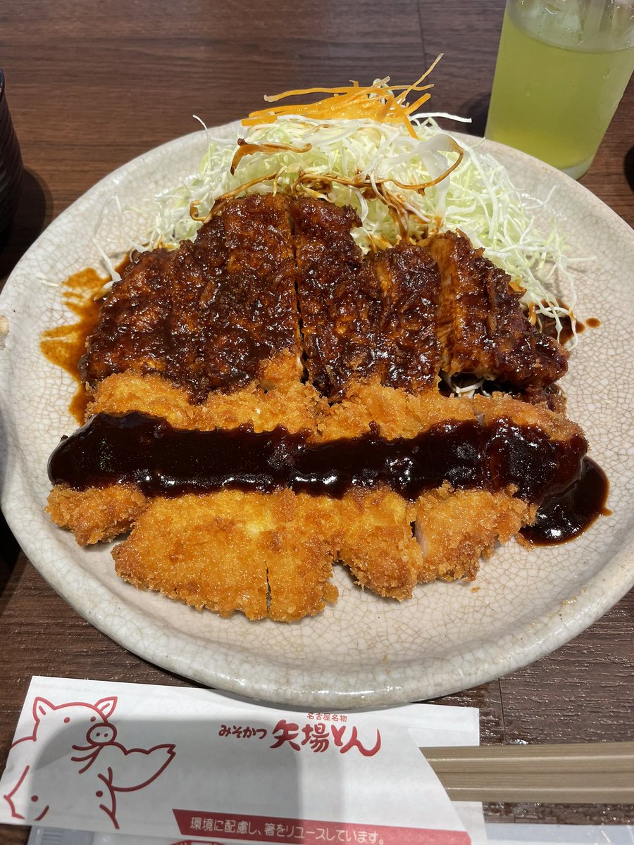 takiraw's tweet photo. 昨日、チェウォンが #Good_Parts の振り付けでヤバトーって言ってたけどブタが同じポーズしてるから #矢場とん の事かな?(笑)
個室がある本店に行ったのかな?
まだ行った事のない店の話はしないよね〜?(笑)
#LE_SSERAFIM
#FLAME_RISES
#FLAME_RISES_IN_JAPAN
#みそかつ
#わらじとんかつ定食 https://t.co/tn5WJdYpCa