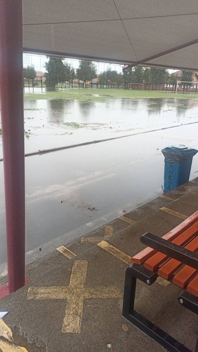 afriz07's tweet photo. Colegio subvencionado en Puente Alto, en está condiciones... Salas del 1er piso (Zócalo) inundadas, tuvieron que reubicar a otras salas a los pocos niños que fueron hoy... Y mañana no hay suspensión de clases... Que están esperando @Mineduc @germancodina ? https://t.co/I54lhMqhHO