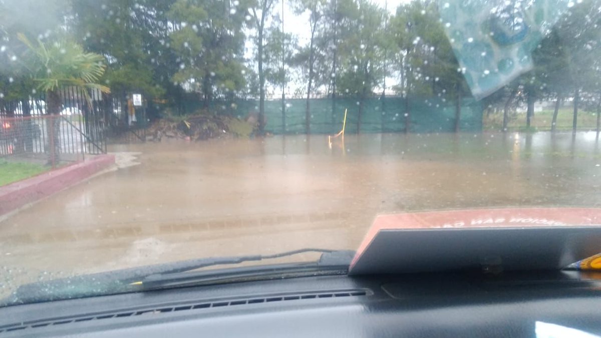 afriz07's tweet photo. Colegio subvencionado en Puente Alto, en está condiciones... Salas del 1er piso (Zócalo) inundadas, tuvieron que reubicar a otras salas a los pocos niños que fueron hoy... Y mañana no hay suspensión de clases... Que están esperando @Mineduc @germancodina ? https://t.co/I54lhMqhHO