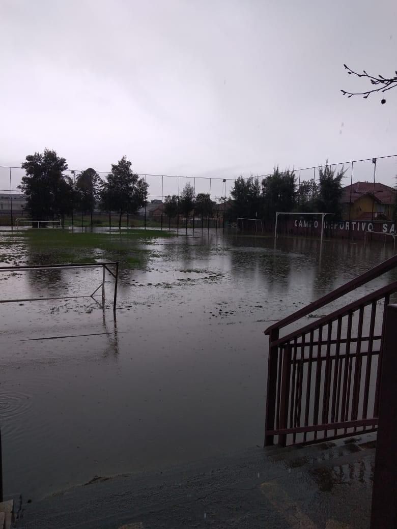 afriz07's tweet photo. Colegio subvencionado en Puente Alto, en está condiciones... Salas del 1er piso (Zócalo) inundadas, tuvieron que reubicar a otras salas a los pocos niños que fueron hoy... Y mañana no hay suspensión de clases... Que están esperando @Mineduc @germancodina ? https://t.co/I54lhMqhHO