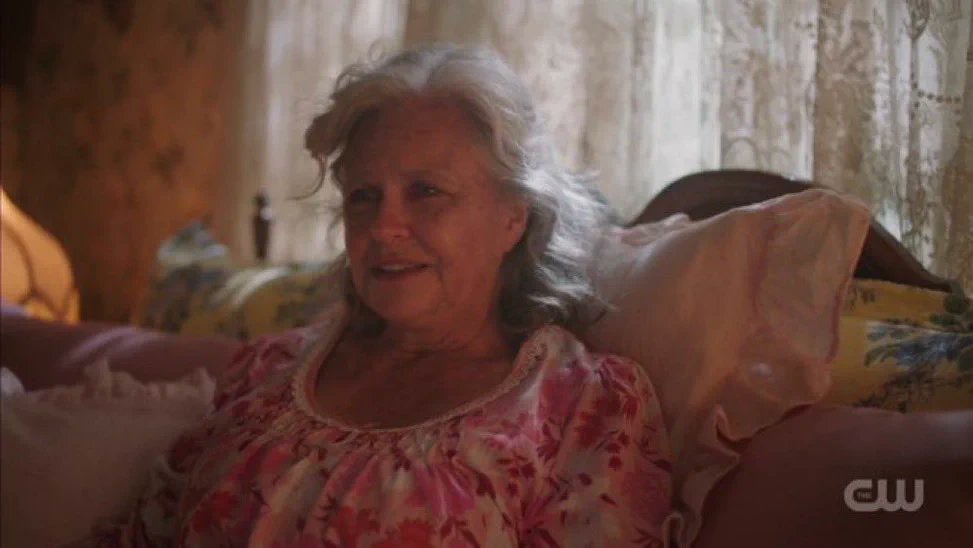 Writernelle's tweet photo. Not me trying to look for old Betty's hands 😭 https://t.co/ZLIOpQxmzj