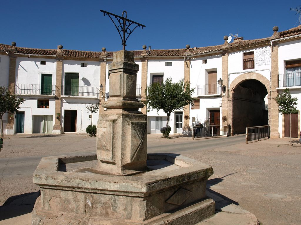 gozARTE's tweet photo. Ayer puse esta imagen y preguntaba DÓNDE ESTÁ ESTA PLAZA. Pues bien, aunque algunos pensasteis que era Tarazona en realidad es la plaza de #CHODES, un ejemplo único de urbanismo barroco. ¿Cómo nació?
En 1610 tuvo lugar la expulsión de los moriscos, y Chodes (que estaba en una posición mucho más elevada) quedó prácticamente abandonado. La gente prefería establecerse en Morata de Jalón, hasta que Francisco Sanz Cortés (que había comprado el condado a la última heredera) decidió encargar a Juan de Marca, que estaba haciendo también su magnífico palacio en Morata, que construyese un pueblo en el llano, junto al agua y las huertas y un puente sobre el Jalón para que estuviera mejor comunicado. Lo original es que el pueblo era solo una plaza con 24 viviendas, abierta en tres de sus ejes y con la iglesia en el cuarto.
Como las casas tenían que ser todas iguales las fachadas forman un conjunto homogéneo que se ha conservado casi intacto, y que merece la pena acercarse a ver. Con lo pequeño que es, hay muy pocos pueblos tan interesantes como Chodes.