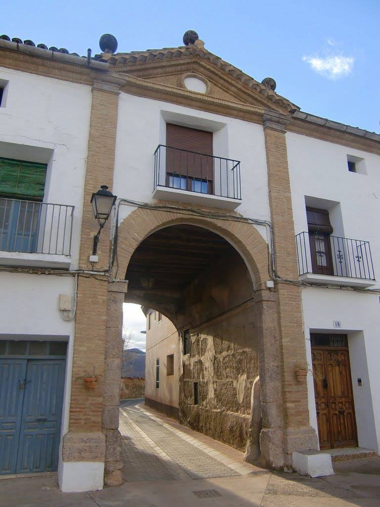 gozARTE's tweet photo. Ayer puse esta imagen y preguntaba DÓNDE ESTÁ ESTA PLAZA. Pues bien, aunque algunos pensasteis que era Tarazona en realidad es la plaza de #CHODES, un ejemplo único de urbanismo barroco. ¿Cómo nació?
En 1610 tuvo lugar la expulsión de los moriscos, y Chodes (que estaba en una posición mucho más elevada) quedó prácticamente abandonado. La gente prefería establecerse en Morata de Jalón, hasta que Francisco Sanz Cortés (que había comprado el condado a la última heredera) decidió encargar a Juan de Marca, que estaba haciendo también su magnífico palacio en Morata, que construyese un pueblo en el llano, junto al agua y las huertas y un puente sobre el Jalón para que estuviera mejor comunicado. Lo original es que el pueblo era solo una plaza con 24 viviendas, abierta en tres de sus ejes y con la iglesia en el cuarto.
Como las casas tenían que ser todas iguales las fachadas forman un conjunto homogéneo que se ha conservado casi intacto, y que merece la pena acercarse a ver. Con lo pequeño que es, hay muy pocos pueblos tan interesantes como Chodes.