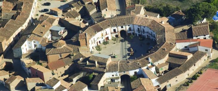 gozARTE's tweet photo. Ayer puse esta imagen y preguntaba DÓNDE ESTÁ ESTA PLAZA. Pues bien, aunque algunos pensasteis que era Tarazona en realidad es la plaza de #CHODES, un ejemplo único de urbanismo barroco. ¿Cómo nació?
En 1610 tuvo lugar la expulsión de los moriscos, y Chodes (que estaba en una posición mucho más elevada) quedó prácticamente abandonado. La gente prefería establecerse en Morata de Jalón, hasta que Francisco Sanz Cortés (que había comprado el condado a la última heredera) decidió encargar a Juan de Marca, que estaba haciendo también su magnífico palacio en Morata, que construyese un pueblo en el llano, junto al agua y las huertas y un puente sobre el Jalón para que estuviera mejor comunicado. Lo original es que el pueblo era solo una plaza con 24 viviendas, abierta en tres de sus ejes y con la iglesia en el cuarto.
Como las casas tenían que ser todas iguales las fachadas forman un conjunto homogéneo que se ha conservado casi intacto, y que merece la pena acercarse a ver. Con lo pequeño que es, hay muy pocos pueblos tan interesantes como Chodes.