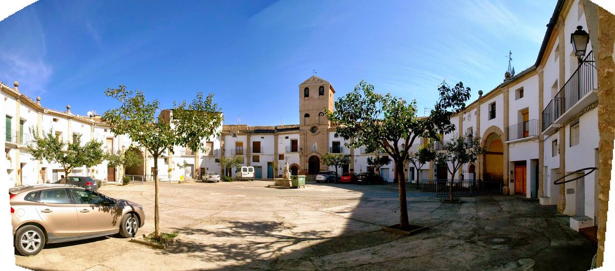 gozARTE's tweet photo. Ayer puse esta imagen y preguntaba DÓNDE ESTÁ ESTA PLAZA. Pues bien, aunque algunos pensasteis que era Tarazona en realidad es la plaza de #CHODES, un ejemplo único de urbanismo barroco. ¿Cómo nació?
En 1610 tuvo lugar la expulsión de los moriscos, y Chodes (que estaba en una posición mucho más elevada) quedó prácticamente abandonado. La gente prefería establecerse en Morata de Jalón, hasta que Francisco Sanz Cortés (que había comprado el condado a la última heredera) decidió encargar a Juan de Marca, que estaba haciendo también su magnífico palacio en Morata, que construyese un pueblo en el llano, junto al agua y las huertas y un puente sobre el Jalón para que estuviera mejor comunicado. Lo original es que el pueblo era solo una plaza con 24 viviendas, abierta en tres de sus ejes y con la iglesia en el cuarto.
Como las casas tenían que ser todas iguales las fachadas forman un conjunto homogéneo que se ha conservado casi intacto, y que merece la pena acercarse a ver. Con lo pequeño que es, hay muy pocos pueblos tan interesantes como Chodes.